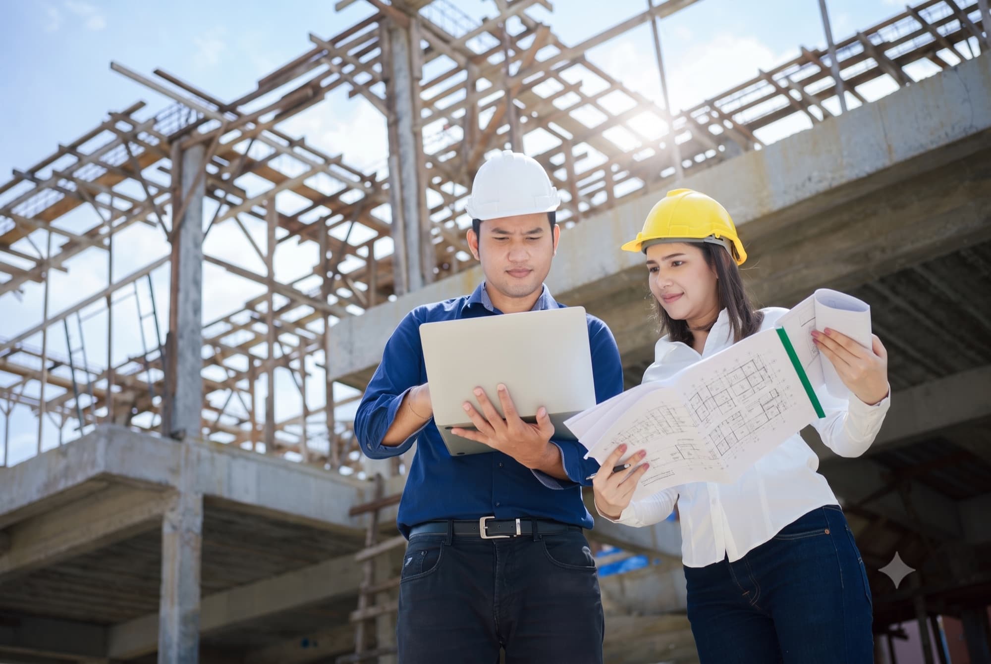 Engenheiros analisando projeto em obra